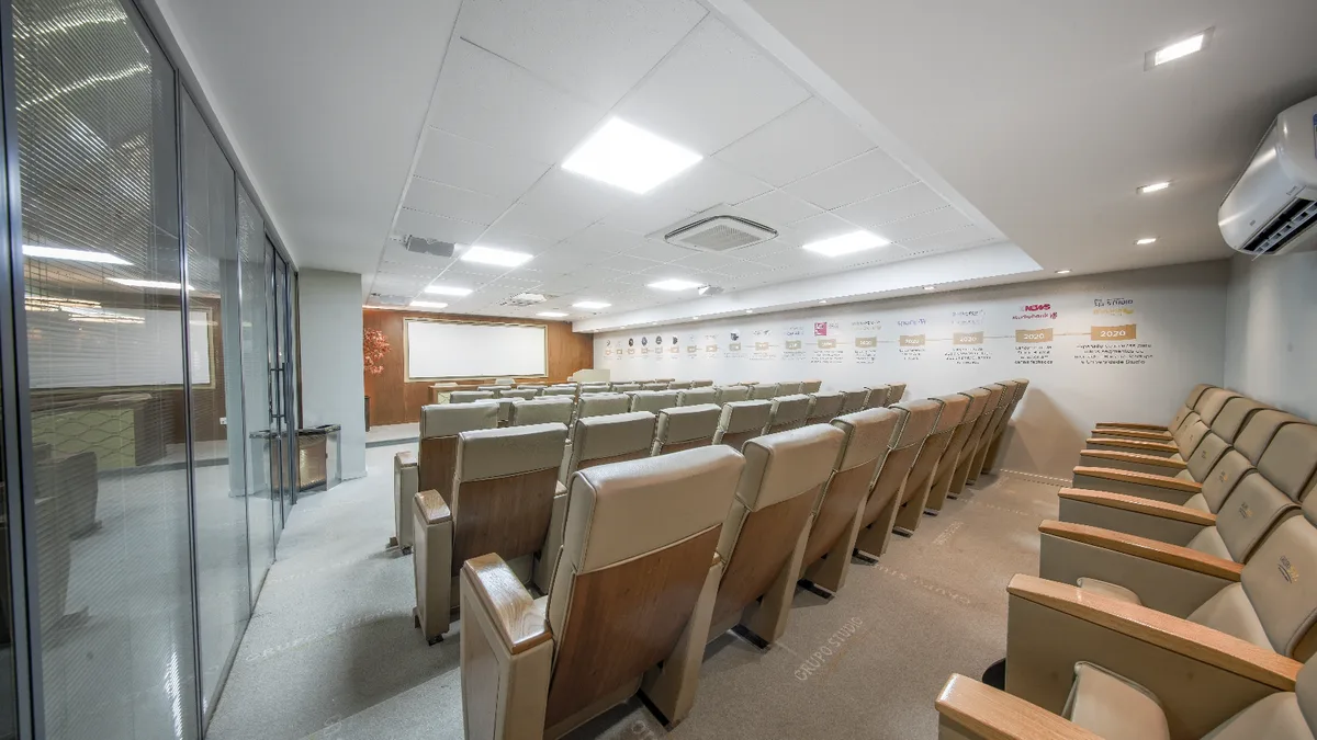 Auditório da sede de Porto Alegre usado nos treinamentos do time