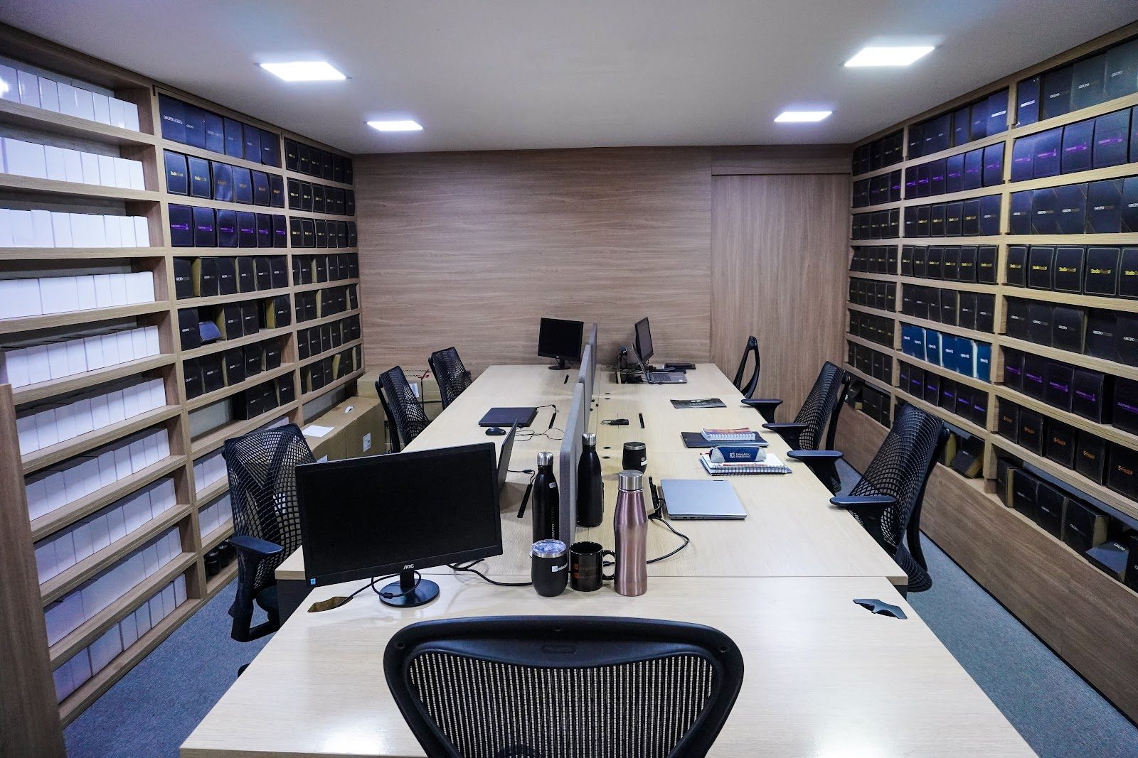 Sala de reunião com acabamento em madeira na sede de São Paulo